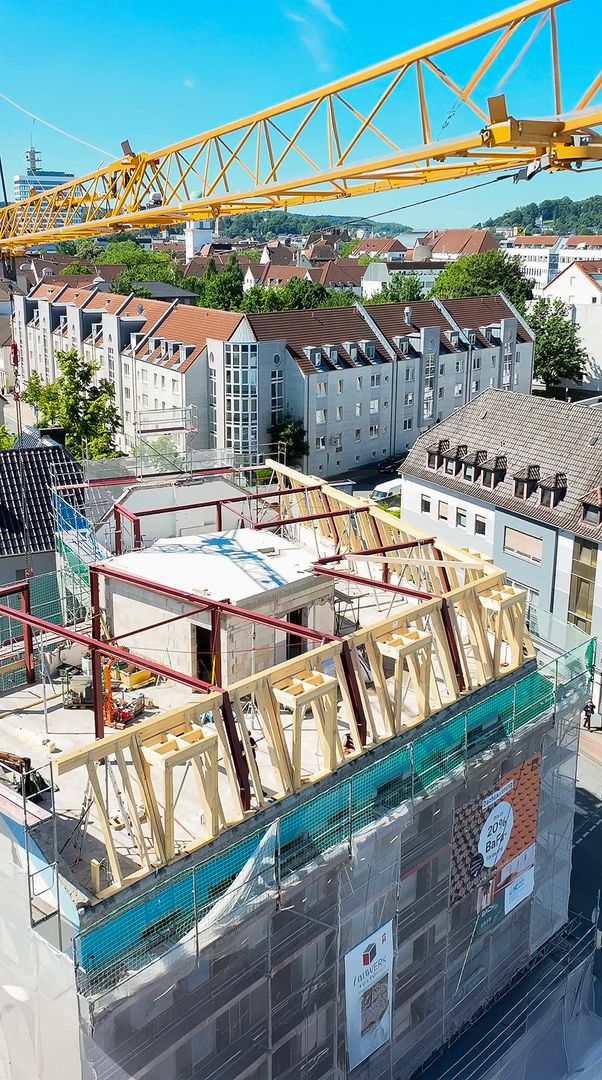 Holzbau und Stahlkonstruktion auf einer Baustelle