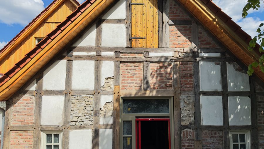 Historisches Fachwerkhaus in Oerlinghausen, eingerüstet zur Sanierung, 2025