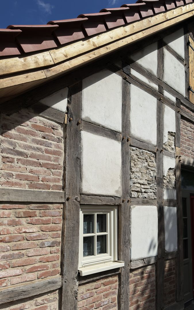 Historisches Fachwerkhaus in Oerlinghausen, eingerüstet zur Sanierung, 2025