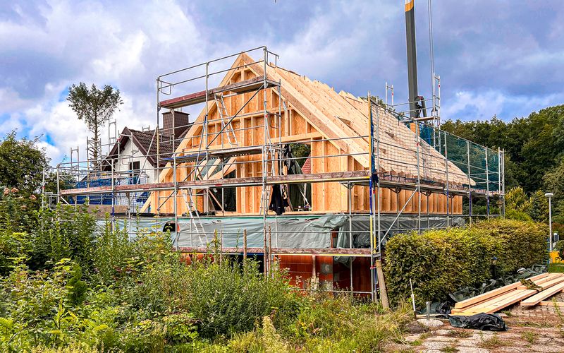 Früher Bauzustand eines Wohnhauses in Herford mit sichtbarem Holzgerüst