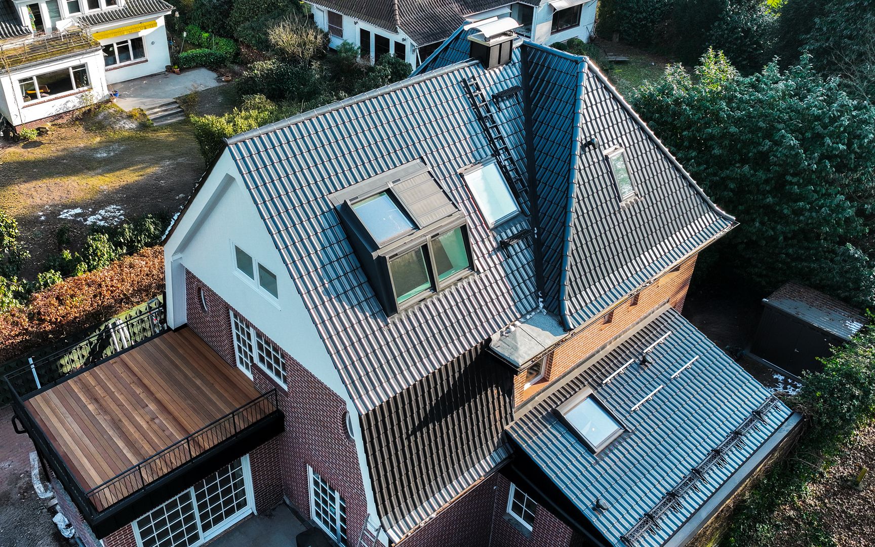 Frisch saniertes Einfamilienhausdach mit neuen Ziegeln in Hamburg, abgeschlossenes Projekt 2025
