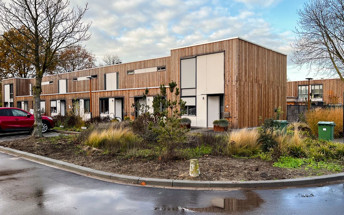 Massivholzbauprojekt in Venlo, Niederlande, 2025, moderne Architektur mit Holzfassade im Stil traditioneller Rheinhäuser