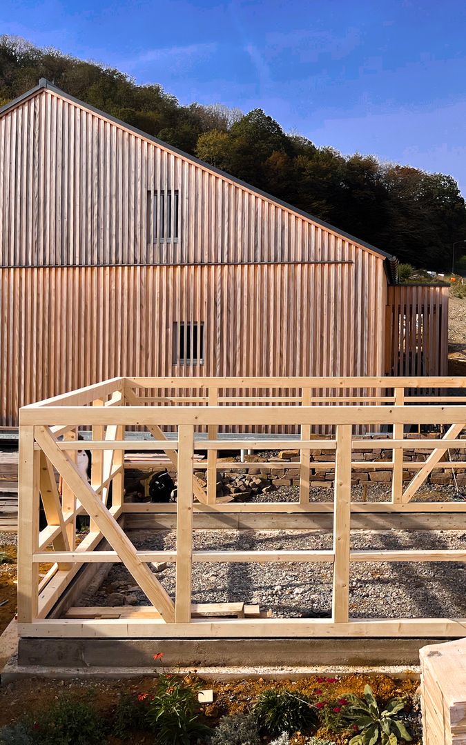 Einfamilienhaus im Rohbau mit sichtbaren Dach- und Wandkonstruktionen aus Holz in Helmeroth, 2023