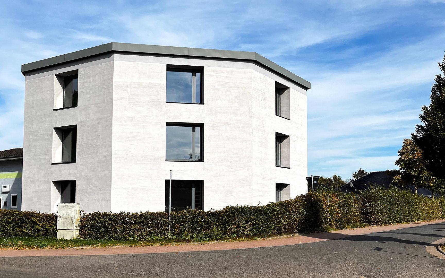 Glattgezogener frischer Außenputz auf Hausfassade, Bauprojekt 2022