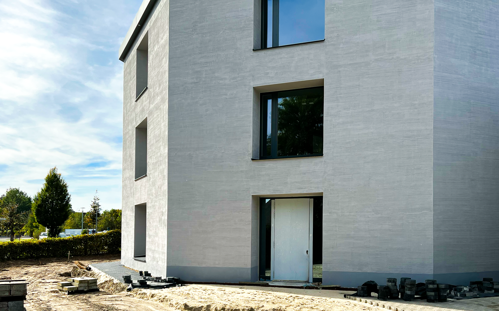 Glattgezogener frischer Außenputz auf Hausfassade, Bauprojekt 2022