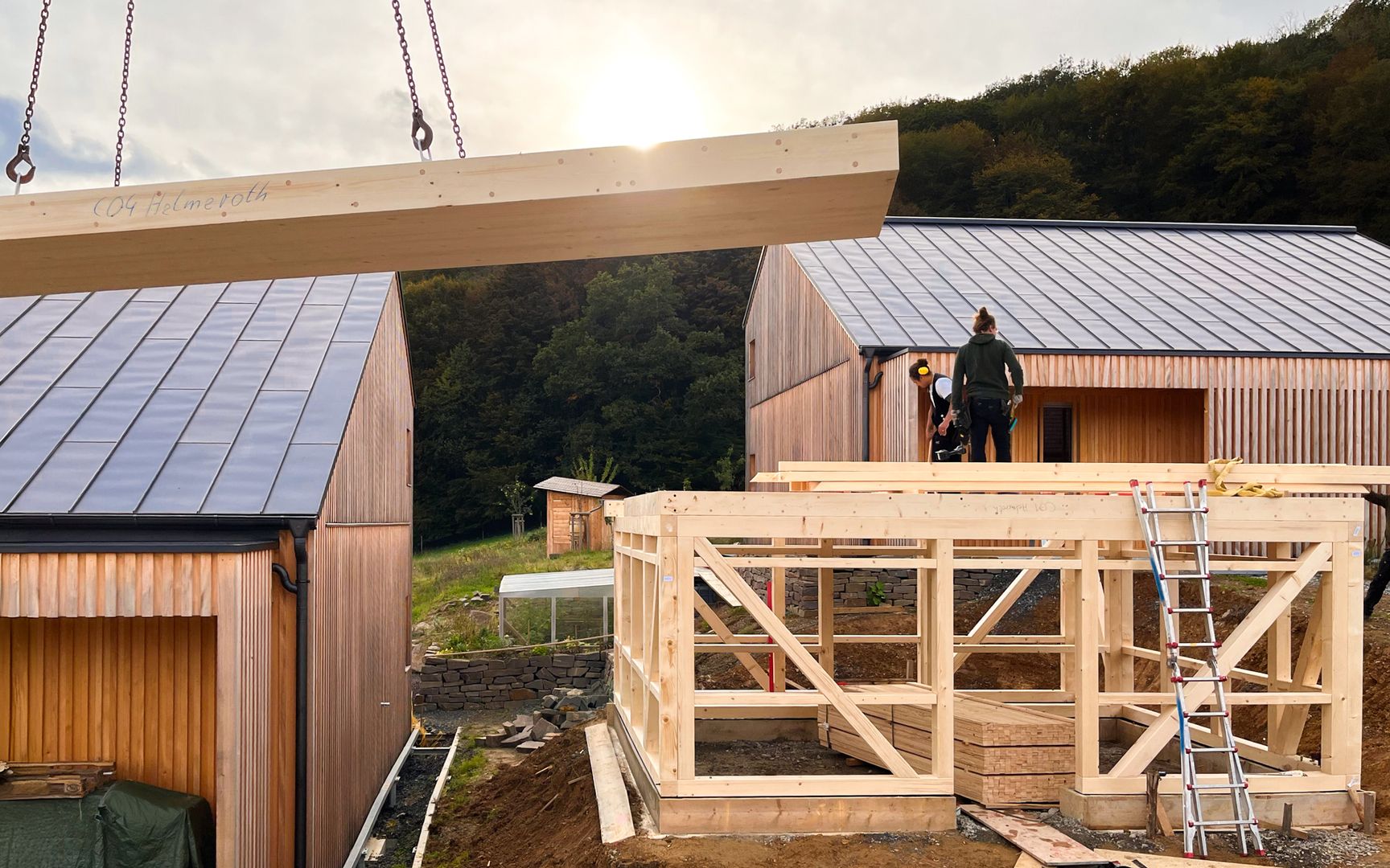 Einfamilienhaus im Rohbau mit sichtbaren Dach- und Wandkonstruktionen aus Holz in Helmeroth, 2023