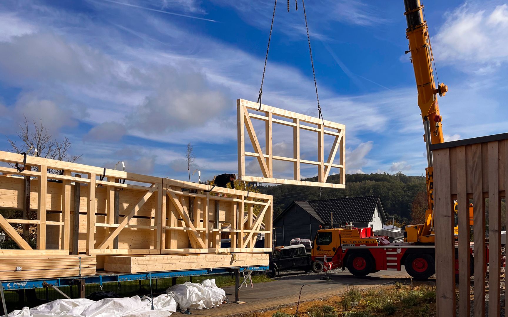 Einfamilienhaus im Rohbau mit sichtbaren Dach- und Wandkonstruktionen aus Holz in Helmeroth, 2023