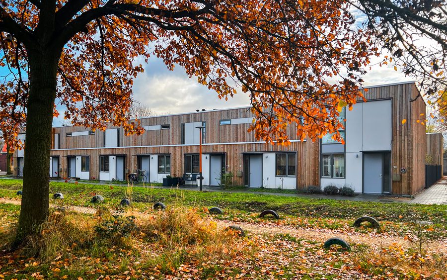Massivholzbauprojekt in Venlo, Niederlande, 2025, moderne Architektur mit Holzfassade im Stil traditioneller Rheinhäuser