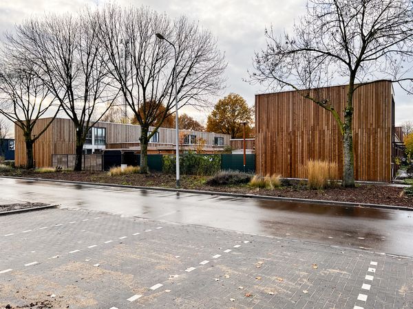 Massivholzbauprojekt in Venlo, Niederlande, 2025, moderne Architektur mit Holzfassade im Stil traditioneller Rheinhäuser