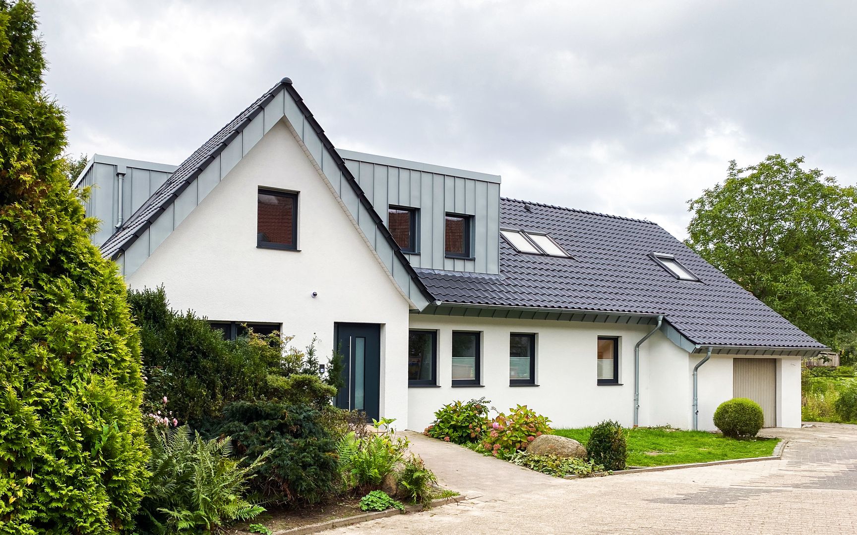 Saniertes Einfamilienhausdach in Borgholzhausen, Deutschland (2021) mit neuer Dacheindeckung