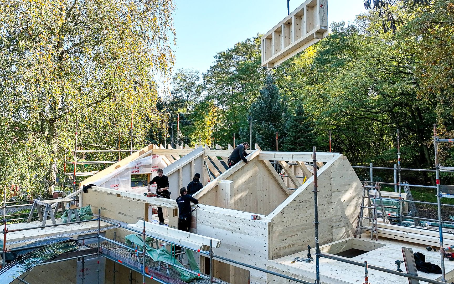 Massivholzbau auf aktiver Baustelle in Pritzen, Deutschland (2024), Holzstruktur im Rohbau