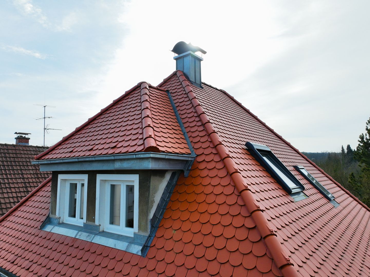 Einfamilienhaus in Bielefeld mit frisch saniertem Dach und roten Tonziegeln, 2024