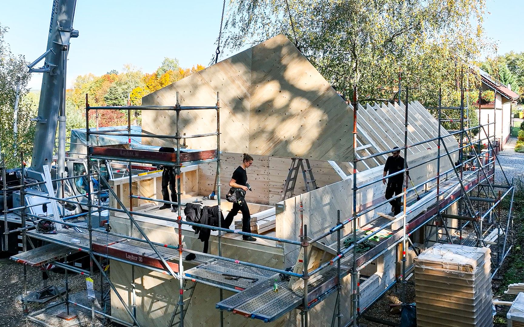 Massivholzbau auf aktiver Baustelle in Pritzen, Deutschland (2024), Holzstruktur im Rohbau