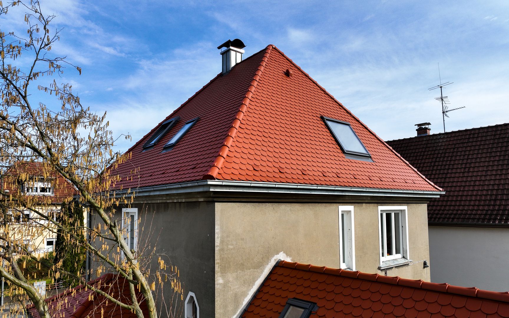 Einfamilienhaus in Bielefeld mit frisch saniertem Dach und roten Tonziegeln, 2024