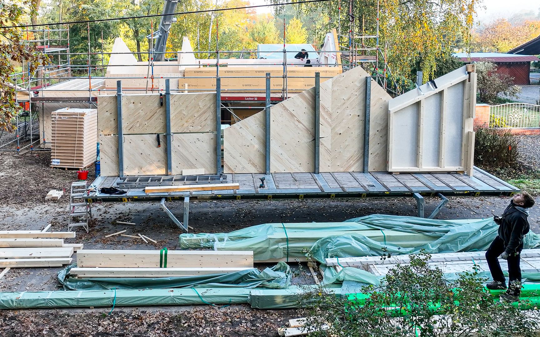 Massivholzbau auf aktiver Baustelle in Pritzen, Deutschland (2024), Holzstruktur im Rohbau