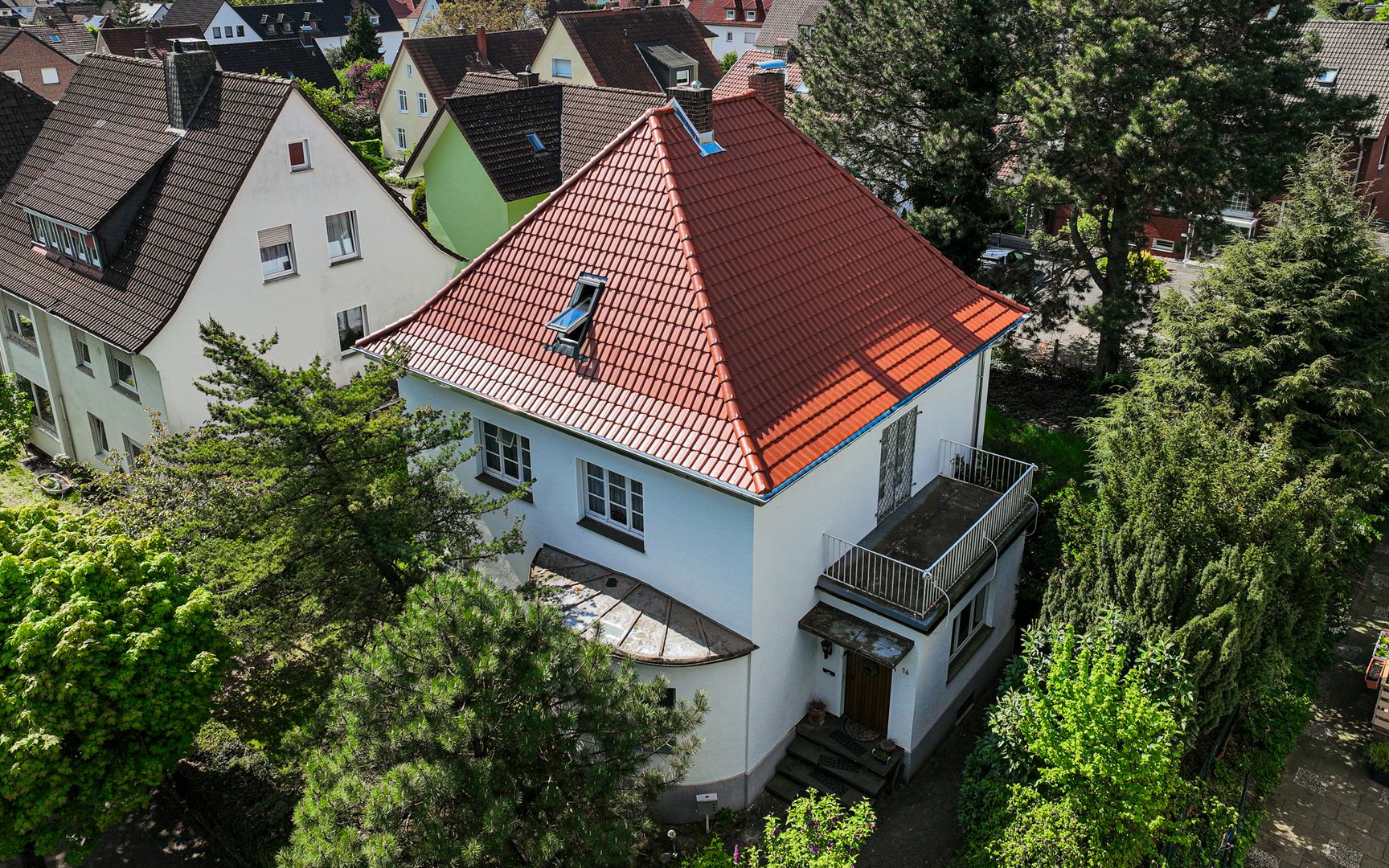 Einfamilienhaus in Bielefeld mit frisch saniertem Dach und roten Tonziegeln, 2025