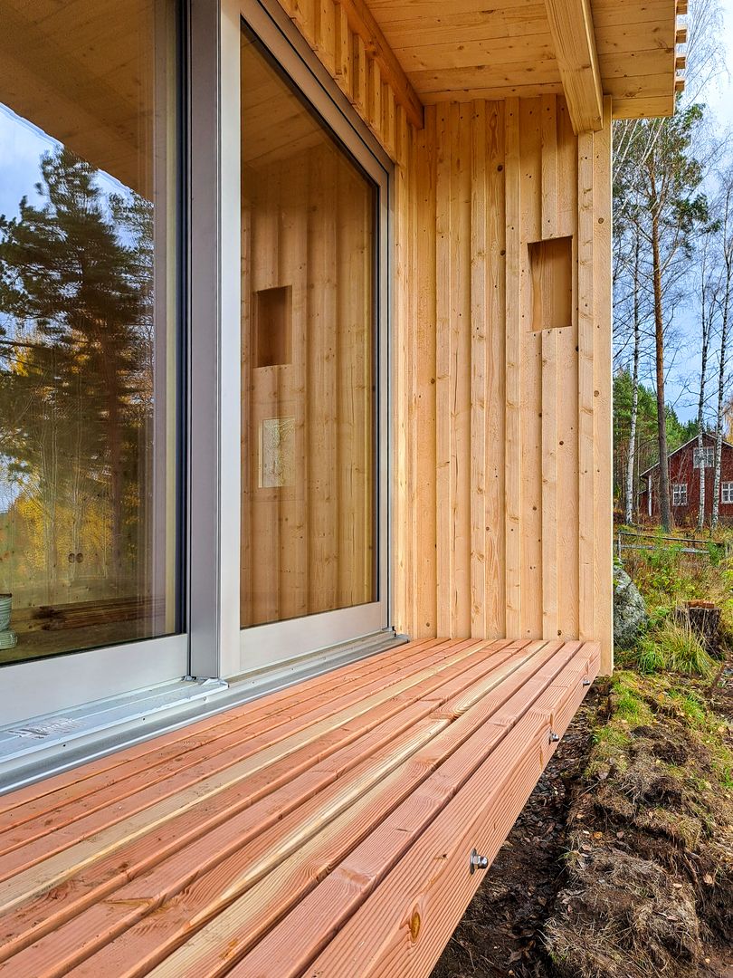 Tinyhouse mit klarer Holzstruktur vor schwedischer Waldkulisse in Gunnarskog