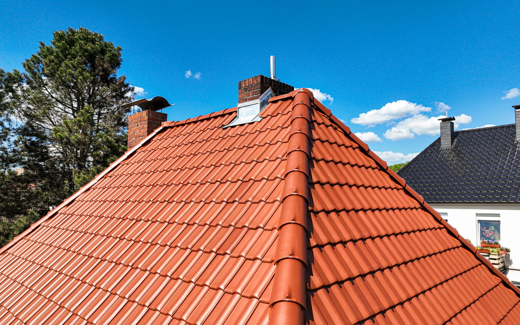 Einfamilienhaus in Bielefeld mit frisch saniertem Dach und roten Tonziegeln, 2025
