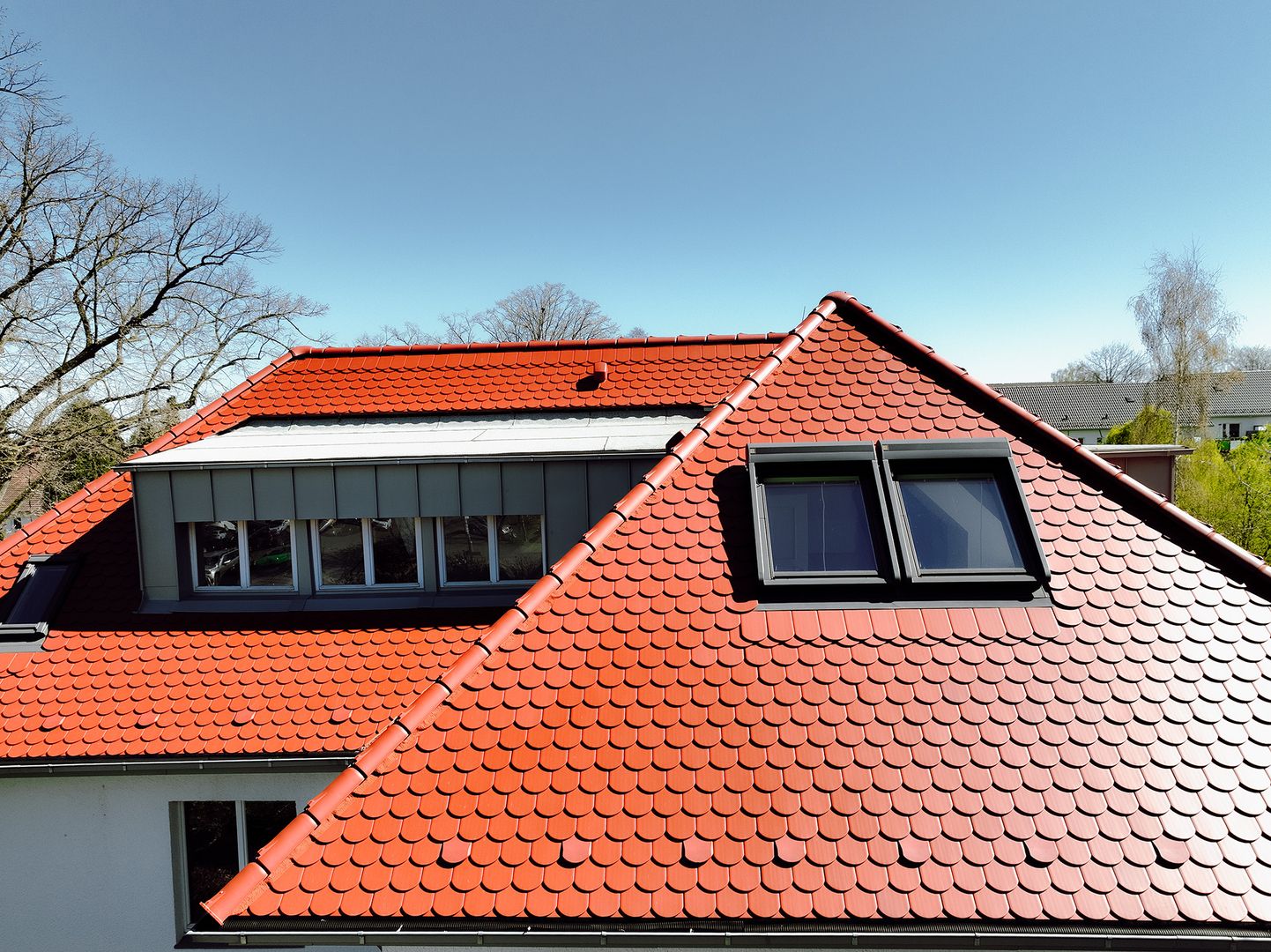 Dachsanierung mit roten Dachziegeln, Dachfenstern und Gaubenverkleidung