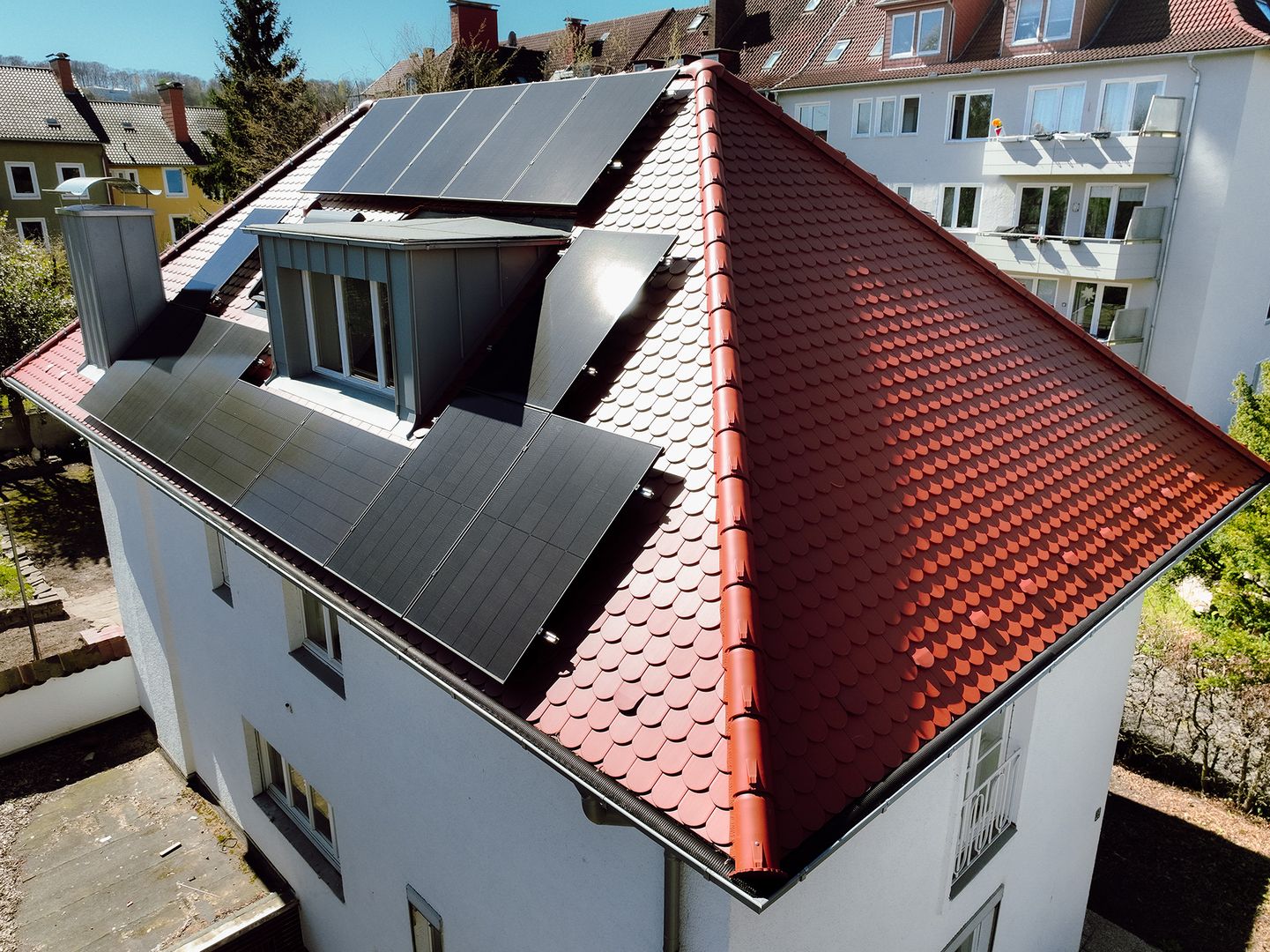 Neu gedecktes Steildach mit Solaranlage und Dachgaube an einem Einfamilienhaus