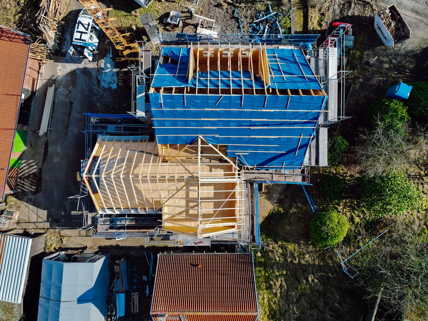 Neubauprojekt mit Holzbauweise und offener Dachkonstruktion