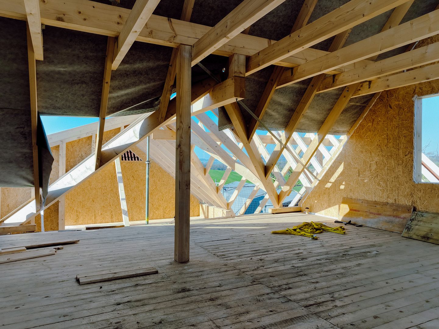 Dachgeschoss im Holzrahmenbau während des Innenausbaus