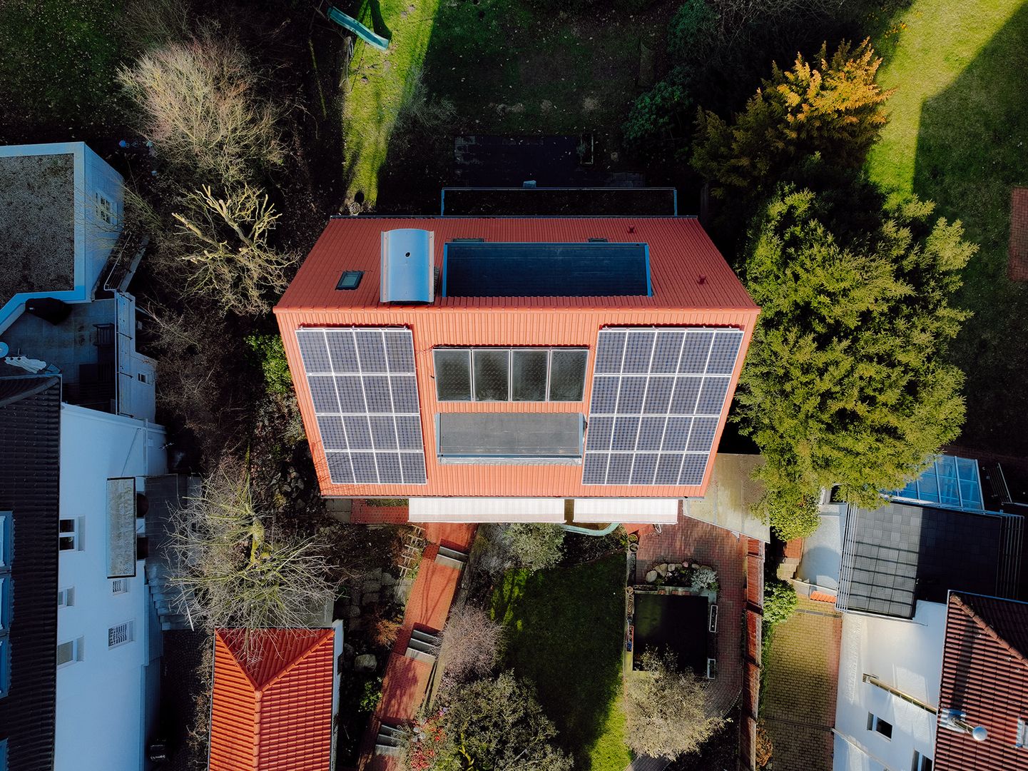 Photovoltaikanlage auf saniertem Hausdach aus der Vogelperspektive