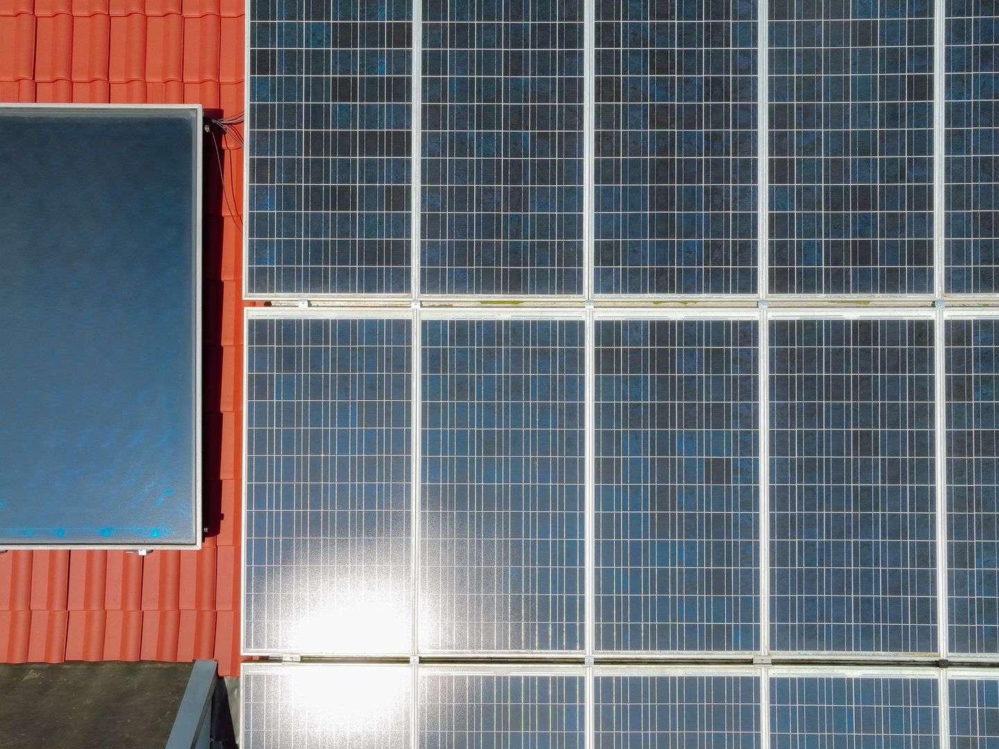 Solarmodule auf modernisiertem Hausdach mit roten Dachziegeln