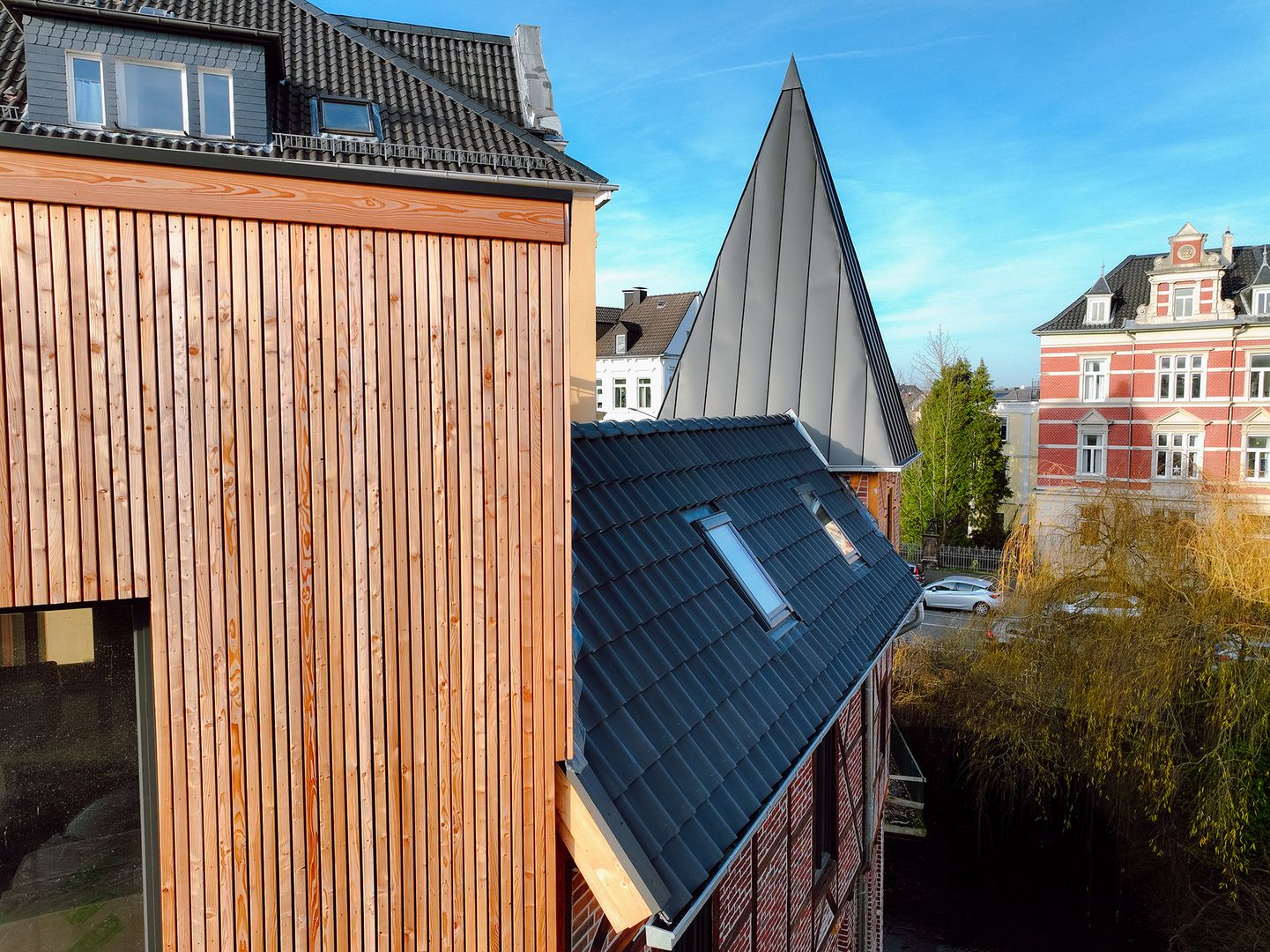 Holzbauprojekt mit Blick auf historische Architektur
