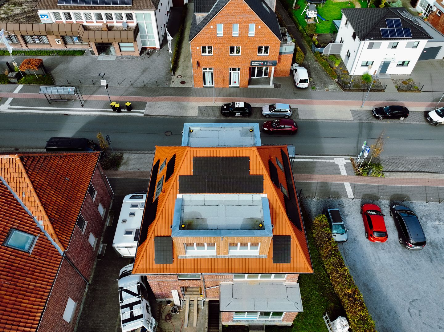 Modernisierte Dachsanierung mit Photovoltaik auf Wohn- und Geschäftsgebäude aus der Vogelperspektive