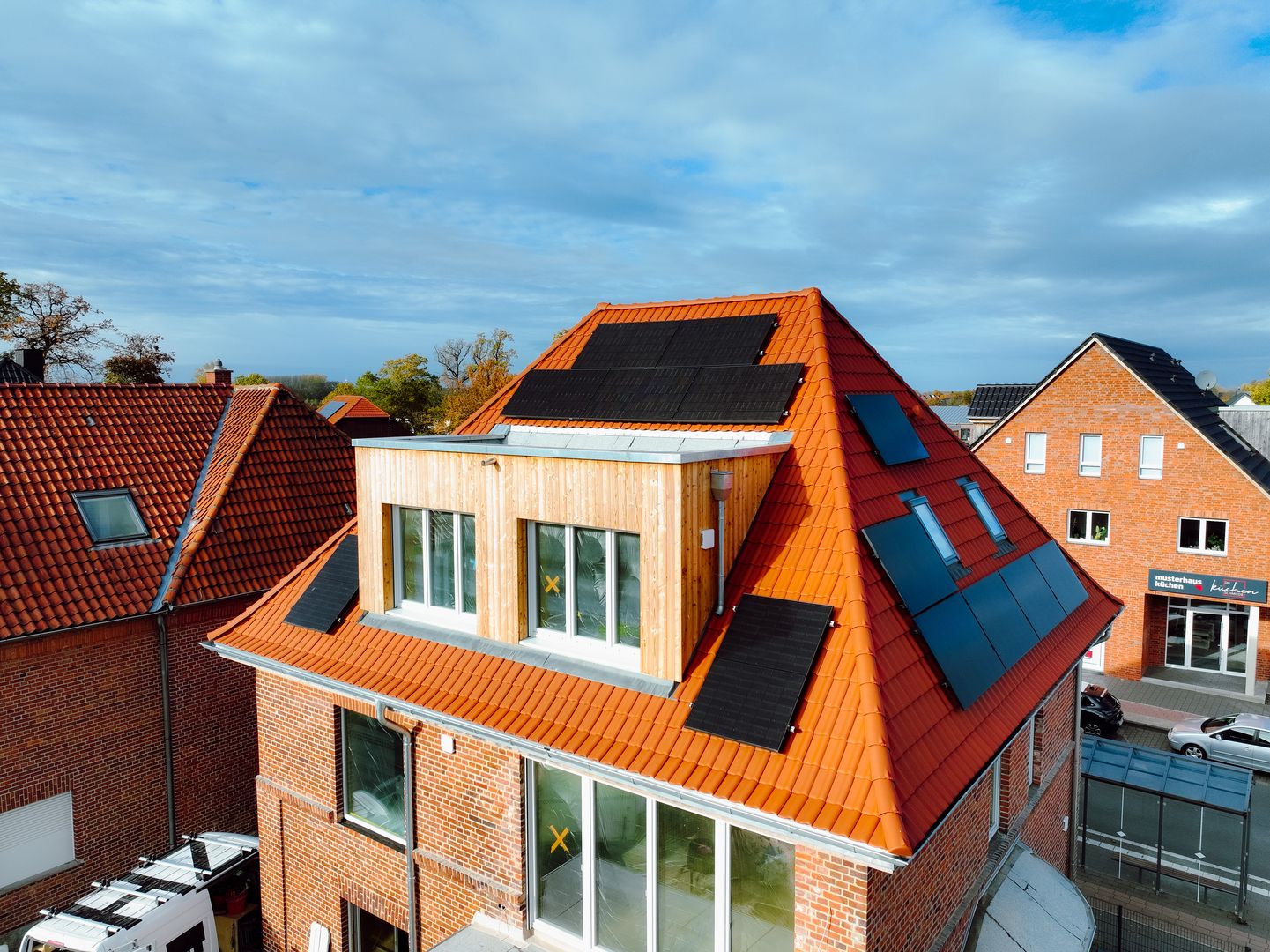 Energieeffizientes Wohnhaus mit Photovoltaik und modernem Ziegeldach