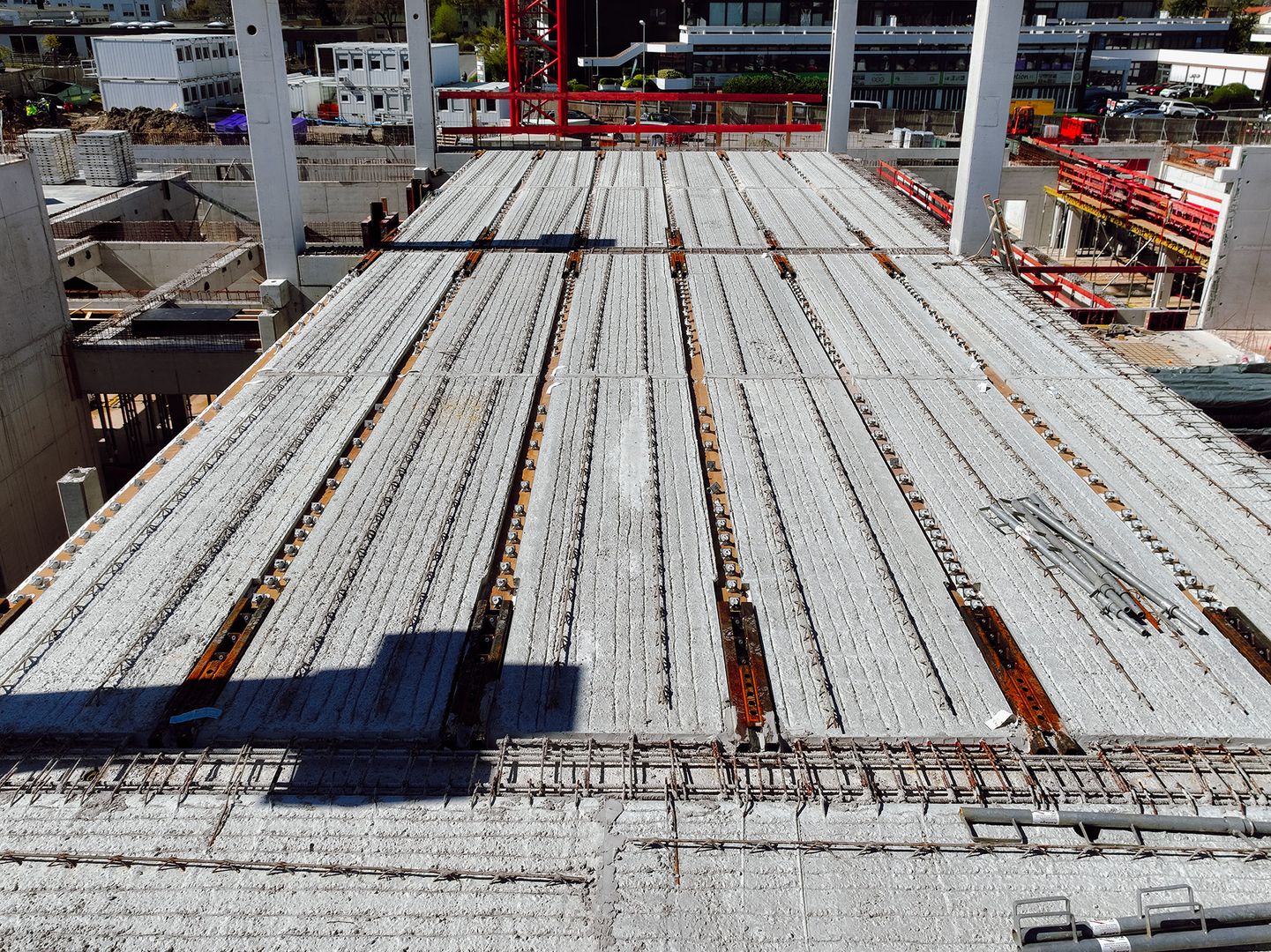 Stahlbeton-Deckenmontage im Industrie- und Wohnungsbau