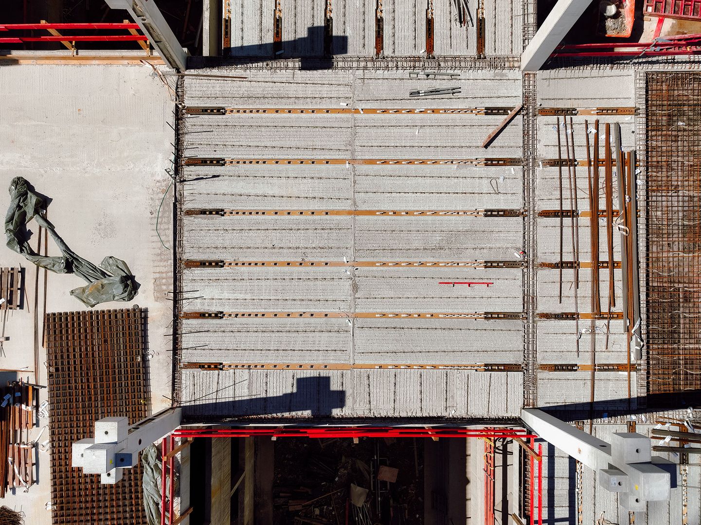 Baustelle mit Fertigteildecken und Betonstützen