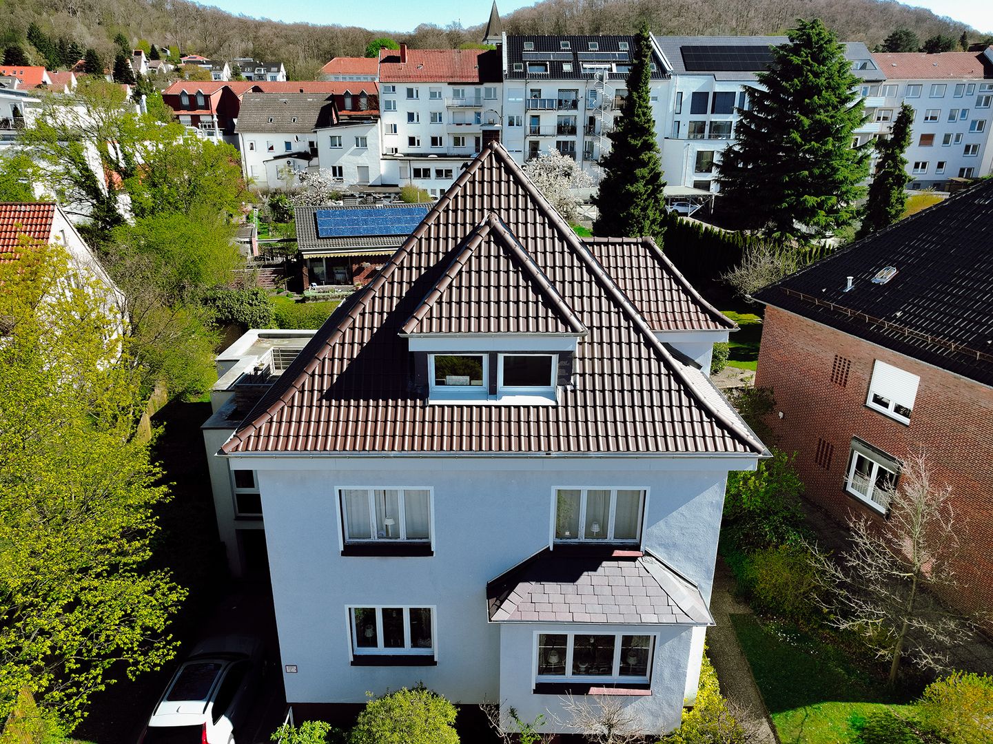 Professionelle Dachsanierung an einem Wohnhaus mit neuem Ziegeldach