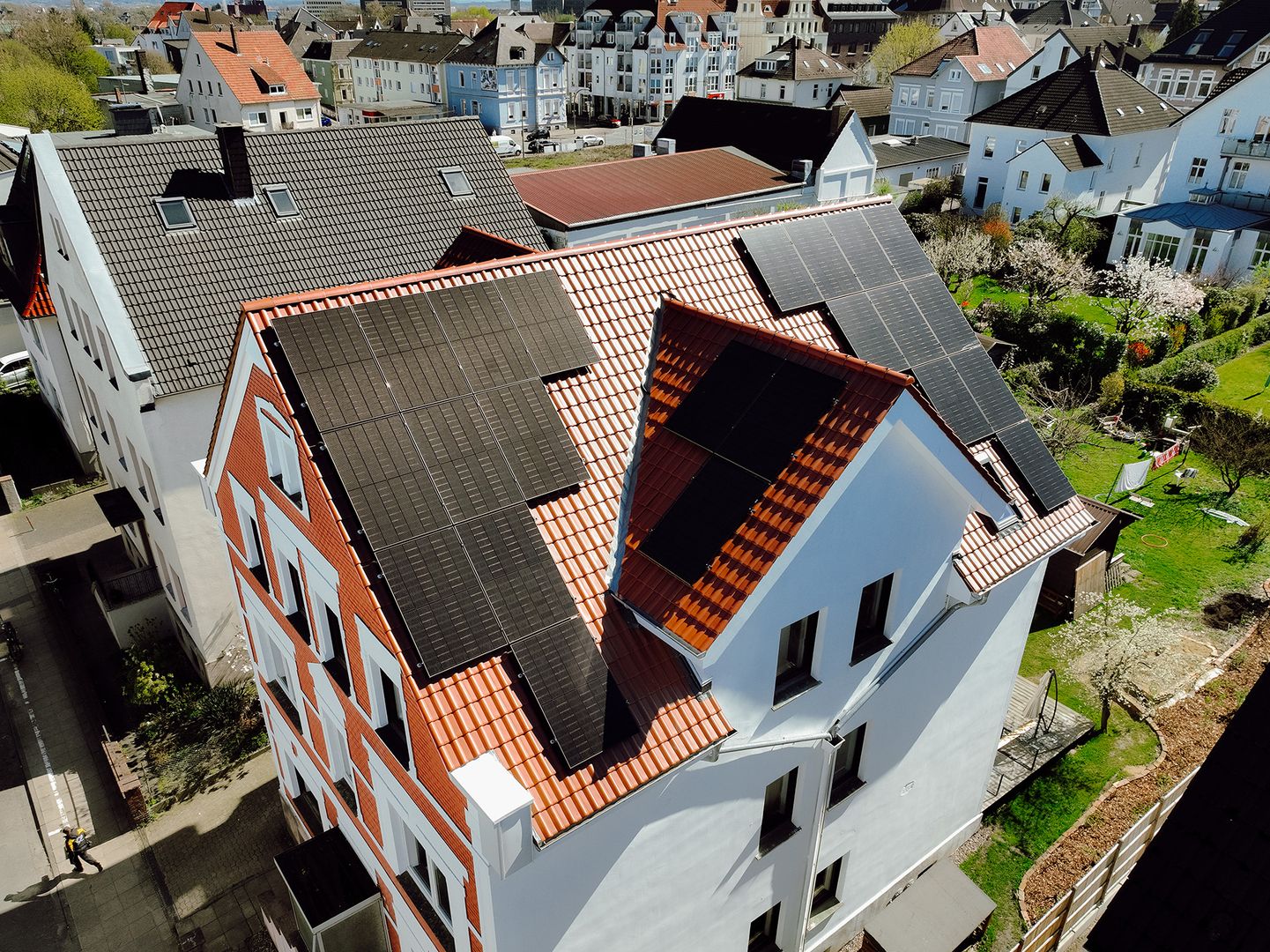 Modernes Hausdach mit Photovoltaik und roten Dachpfannen